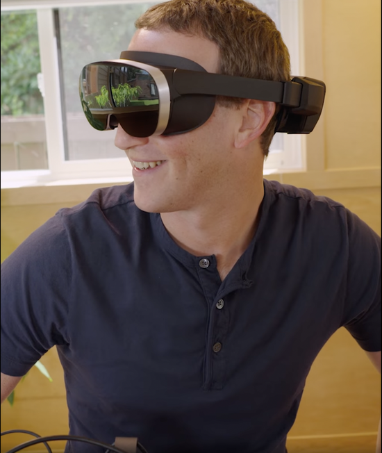 扎克伯格展示 VR 原型机｜Facebook